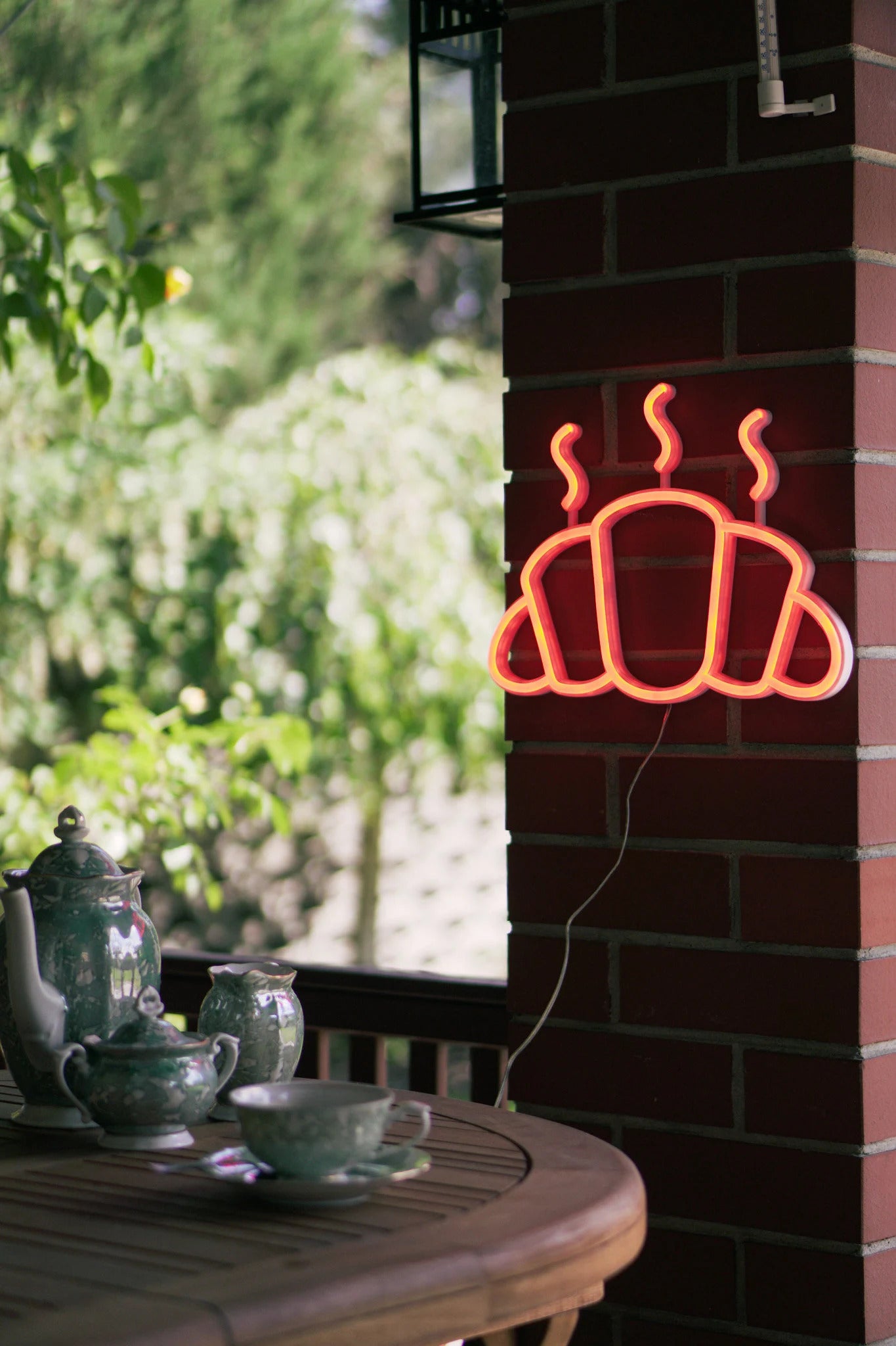 Croissant Neon LED